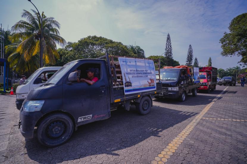 Sejumlah kendaraan mengangkut hewan-hewan kurban KSP. 