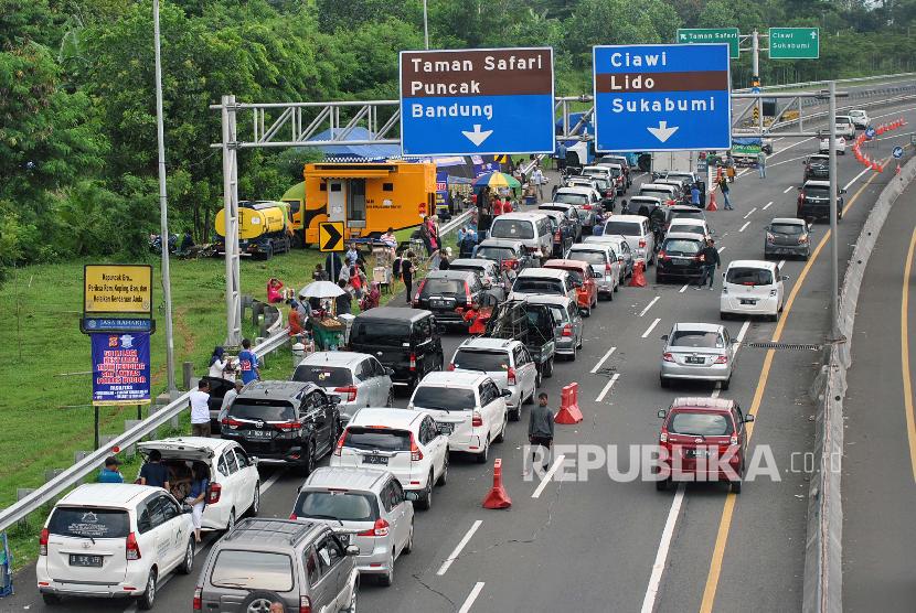 Sejumlah kendaraan mengantre menuju jalur Puncak, Ciawi, Kabupaten Bogor, Jawa Barat. Pembangunan Jalur Puncak II akan membantu memecah kemacetan jalur Puncak yang sudah ada.