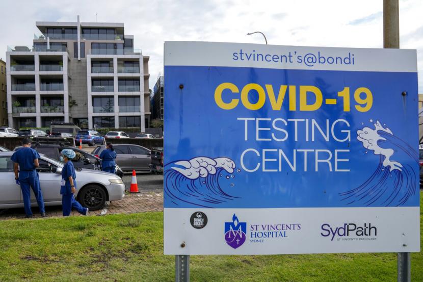 Sejumlah kendaraan mengantre untuk melakukan tes Covid-19 di Bondi Beach, Sydney, Australia, 8 Januari 2022. Australia melaporkan rekor kematian Covid-19 tertinggi pada Selasa (18/1).