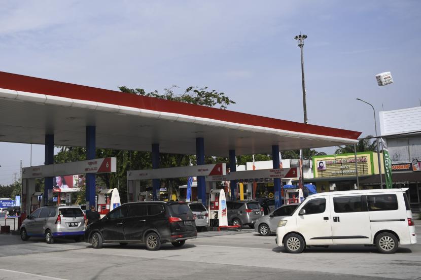 Sejumlah kendaraan mengisi bahan bakar minyak (BBM) di SPBU Pertamina di rest area, ilustrasi.