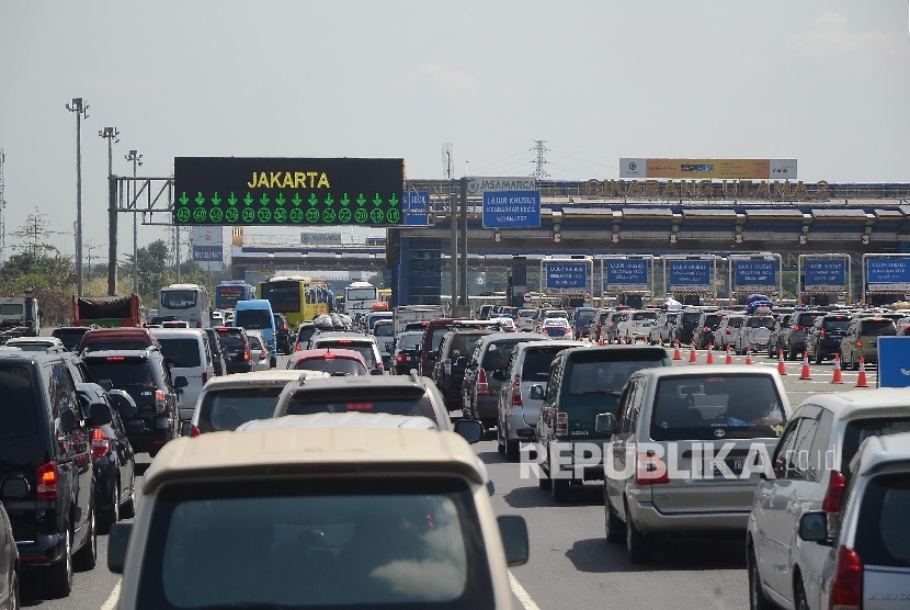 Sejumlah kendaraan menuju Jakarta mengantre di Gerbang Tol Cikarang Utama, Bekasi, Jawa Barat.