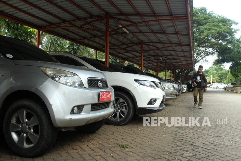 Sejumlah kendaraan mobil dinas terparkir di Kantor Bupati Bekasi, Cikarang, Kabupaten Bekasi, Jawa Barat, Senin (19/3). 