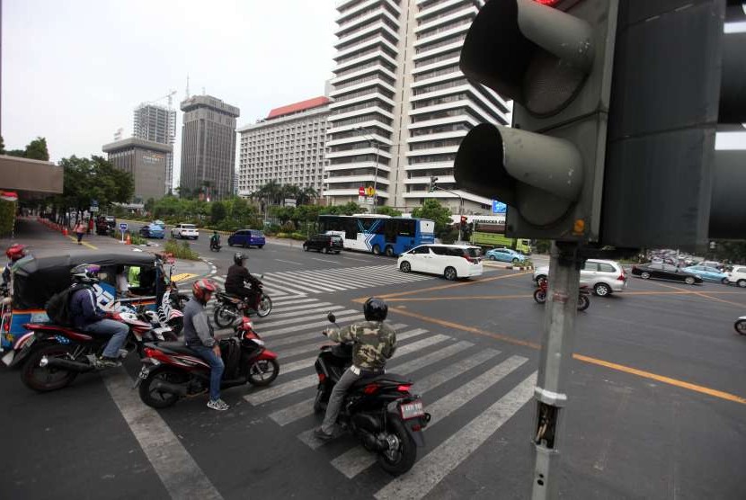 Sejumlah kendaraan motor melewati garis batas berhenti/marka lalu lintas di Kawasan Thamrin, Jakarta, Rabu (19/9). Polda Metro Jaya bekerja sama dengan Pemerintah Provinsi DKI Jakarta untuk melakukan tilang elektronik atau 