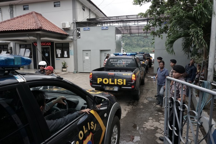 Sejumlah kendaraan operasional kepolisian berkumpul sebelum diseberangkan ke Pulau Nusakambangan, di Dermaga Penyeberangan Wijayapura, Cilacap, Jateng, Rabu (27/7). 