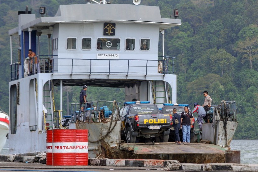 Sejumlah kendaraan operasional kepolisian diseberangkan ke Pulau Nusakambangan melalui Dermaga Penyeberangan Wijayapura, Cilacap, Jateng, Rabu (27/7). 