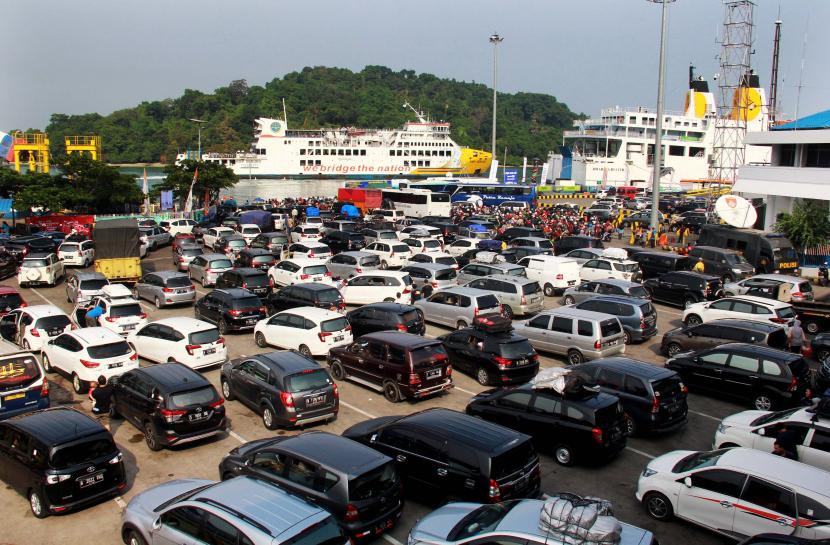 Sejumlah kendaraan antre masuk kapal roro untuk menyebrang ke Pulau Sumatera di Pelabuhan Merak, Banten.