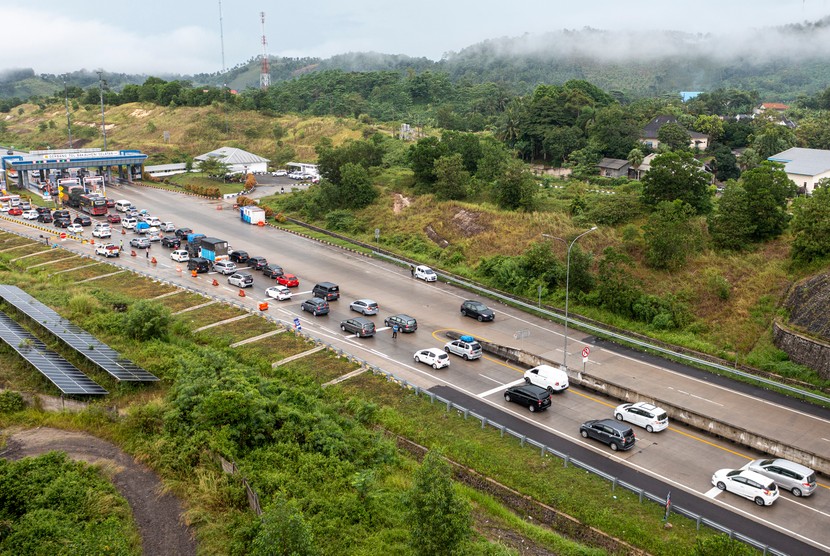 Sejumlah kendaraan pemudik antre melintasi Gerbang Tol Bakauheni Selatan, Lampung Selatan, Lampung, Minggu (1/5/2022). Selama periode arus mudik 2022 sejak 25 April hingga 2 Mei 2022, PT Hutama Karya (Persero) mencatat adanya peningkatan trafik lalu lintas di Jalan Tol Trans Sumatra (JTTS). 