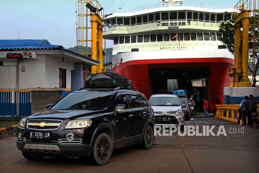 Petugas akan diletakkan di pasar tumpah menuju Pelabuhan Merak. Foto: Sejumlah kendaraan pemudik dari Sumatera meninggalkan kapal roro di Pelabuhan Merak, Cilegon, Banten, Ahad (9/6/2019). 