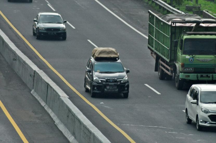 Sejumlah kendaraan pemudik dengan nomor polisi Jakarta terpantau melintas. Jasamarga mencatat volume kendaraan yang ke luar Kota Surabaya mulai meningkat.