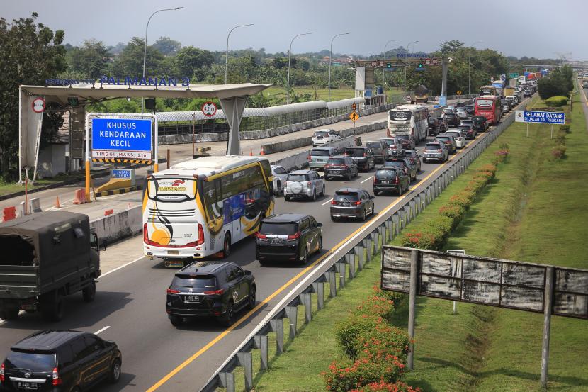 Sejumlah kendaraan pemudik melaju di Jalan Tol Palimanan-Kanci, Cirebon, Jawa Barat, Rabu (27/4/2022). Polda Metro Jaya sebut pemberlakuan ganjil genap dimulai sebelum gerbang tol.