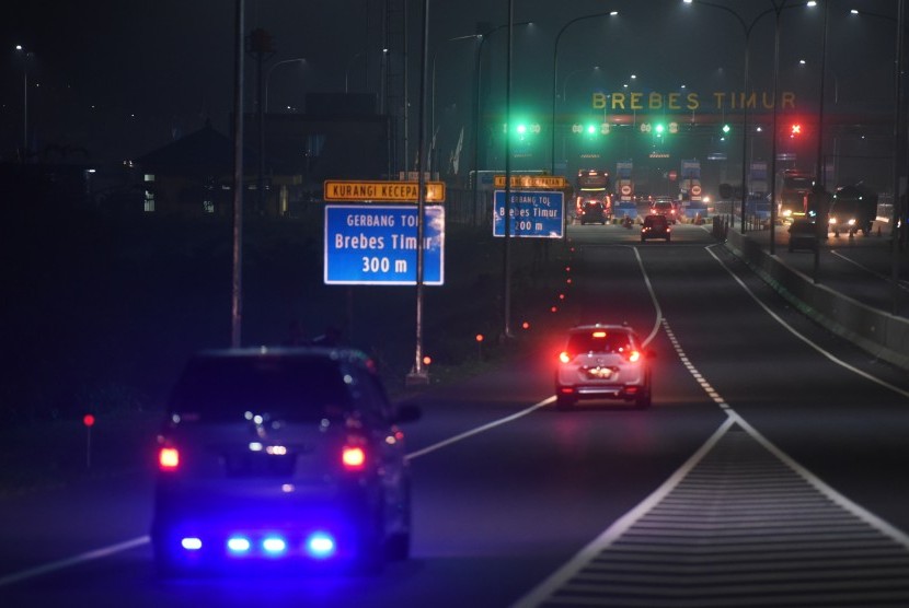 Sejumlah kendaraan pemudik melaju menuju Gerbang Tol Brebes Timur (Brexit) di Brebes, Jawa Tengah (ilustrasi)