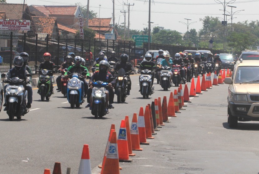 Sejumlah kendaraan pemudik memadati jalur pantura Palimanan, Cirebon, Jawa Barat.