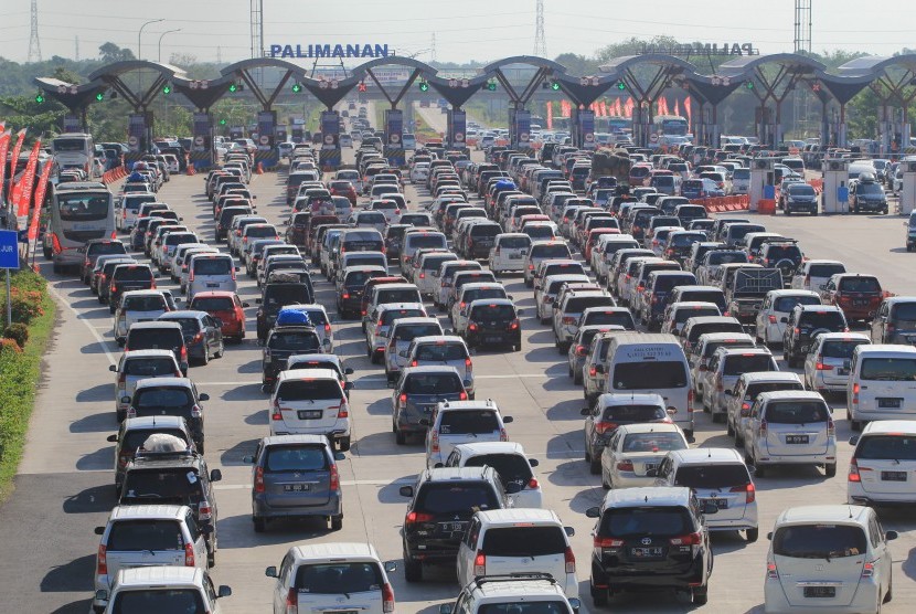 Sejumlah kendaraan memadati pintu gerbang tol Cipali, Palimanan, Cirebon, Jawa Barat. (ilustrasi) 