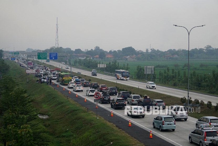  Sejumlah kendaraan pemudik memadati ruas tol Cipali-Palimanan, Cirebon, Jawa Barat, Kamis (22/6). 