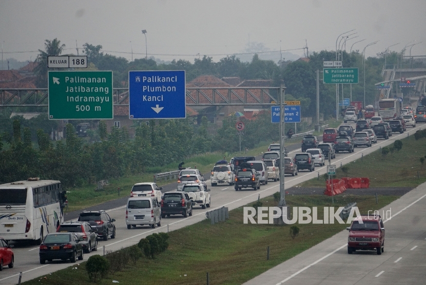 Sejumlah kendaraan memadati ruas tol Cipali-Palimanan, Cirebon, Jawa Barat. ilustrasi