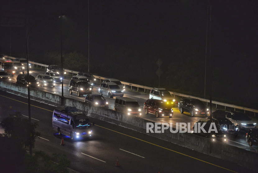 Sejumlah kendaraan pemudik memperlambat laju kendaraannya saat memasuki Gerbang Tol Cikampek Utama, Jawa Barat, Sabtu (6/4/2024) dini hari. 