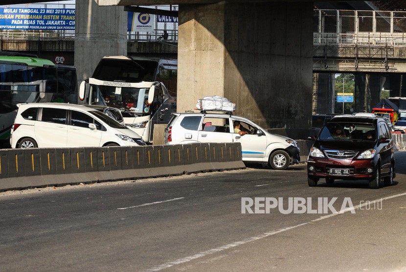 Sejumlah kendaraan pemudik menerobos pembatas jalan di ruas jalan tol Cikarang Utama, Jawa Barat, Minggu (9/6/2019).