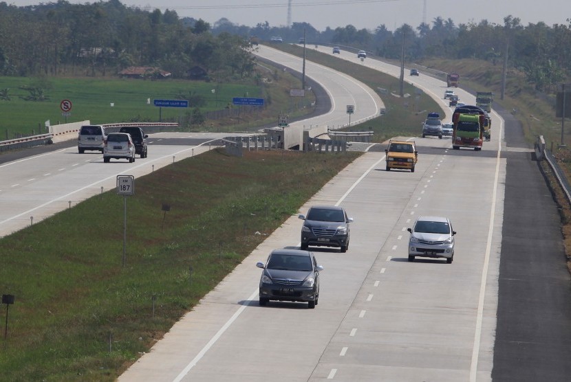 Sejumlah kendaraan pemudik mulai melintasi jalur tol Cipali, Cirebon, Jawa Barat, Kamis (9/7). 