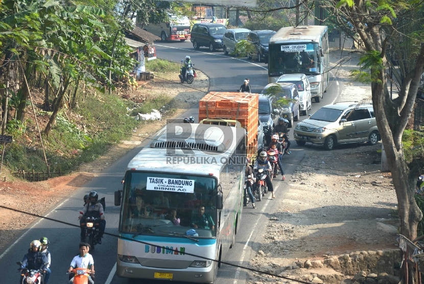 Sejumlah kendaraan pemudik terjebak kemacetan di jalur Lingkar Nagrek.