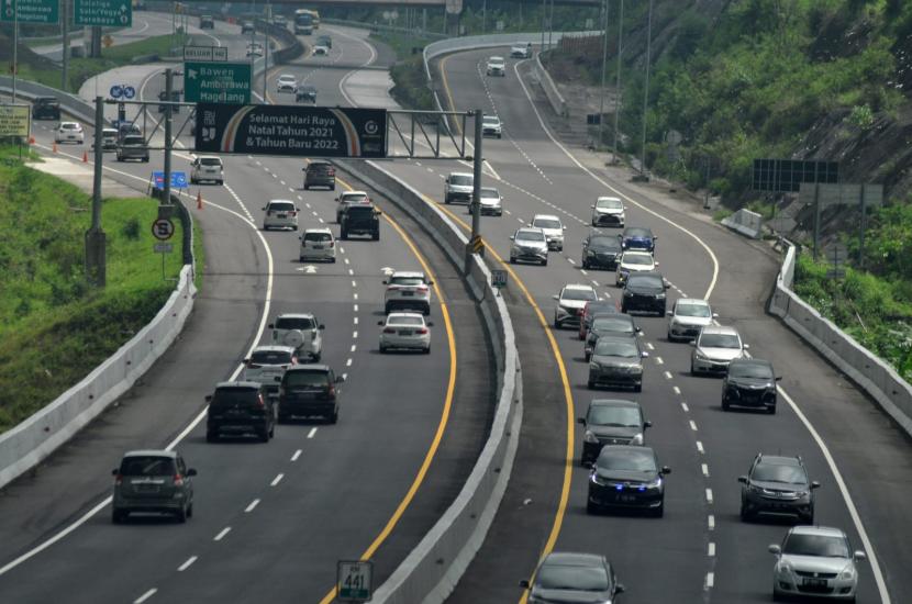 Sejumlah kendaraan pribadi bernomor polisi Jawa Barat dan DKI Jakarta terpantau melintas di ruas tol Semarang-Solo, arah Semarang, di wilayah Kabupaten Semarang, Ahad (2/1). Satuan Tugas (Satgas) Penanganan Covid-19 menyatakan, Indonesia berhasil melalui periode libur Natal 2021 dan Tahun Baru 2022 tanpa lonjakan kasus infeksi Covid-19.