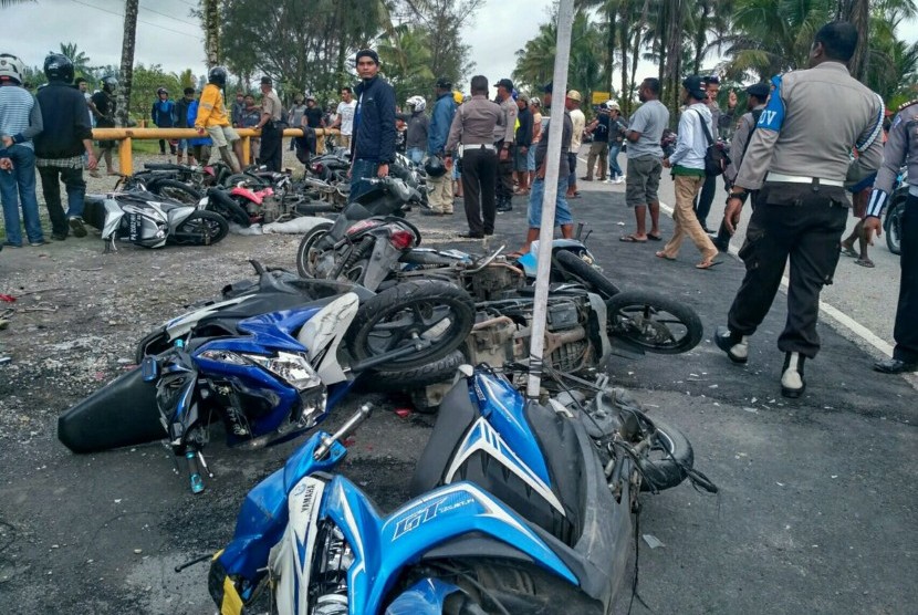 Sejumlah kendaraan roda dua milik karyawan PT Freeport Indonesia tergeletak pascadirusak karyawan korban PHK PT Freeport Indonesia yang berunjuk rasa di Cek Point Mile 28, Timika, Papua, Sabtu (19/8). 