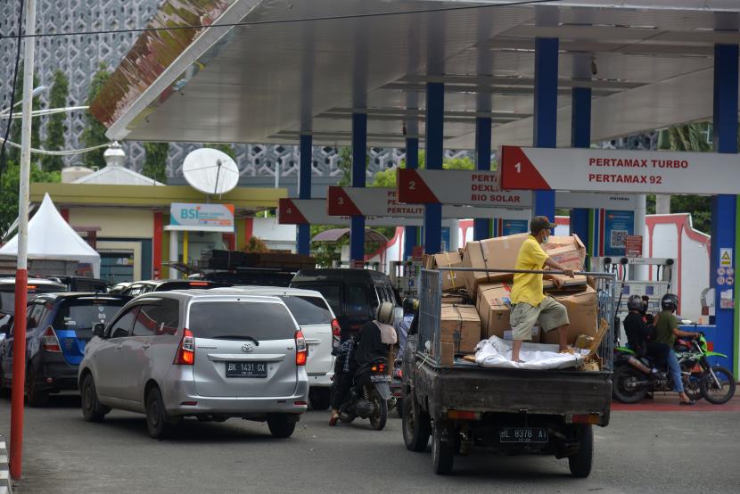 Sejumlah kendaraan roda empat dan roda dua antre saat mengisi bahan bakar minyak (BBM) di salah satu SPBU kawasan Kota Banda Aceh, Aceh, Sabtu (3/9/2022). Pemerintah menetapkan harga Pertalite dari Rp7.650 per liter menjadi Rp10 ribu per liter, Solar subsidi dari Rp5.150 per liter jadi Rp6.800 per liter, Pertamax nonsubsidi naik dari Rp12.500 jadi Rp14.500 per liter berlaku pada Sabtu 3 September 2022 mulai pukul 14.30 WIB. Tiga Solusi dari Buruh Terkait Kenaikan Harga BBM