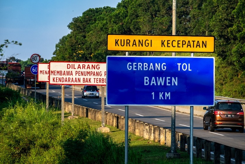 Sejumlah kendaraan roda empat memasuki Gerbang Tol Bawen yang dikelola PT Trans Marga Jateng (persero) di Kabupaten Semarang, Jawa Tengah, Selasa (28/5/2019).