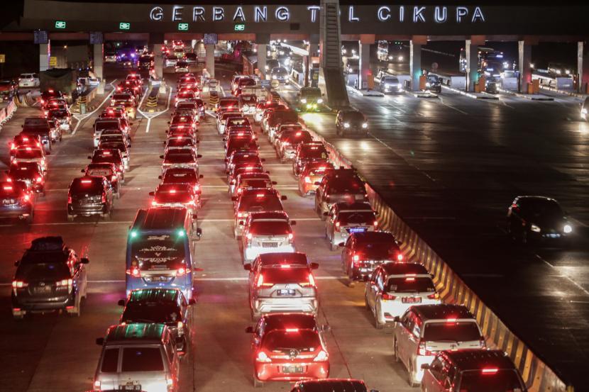 Sejumlah kendaraan roda empat memasuki gerbang Tol Cikupa, Tangerang, Banten. (Ilustrasi)