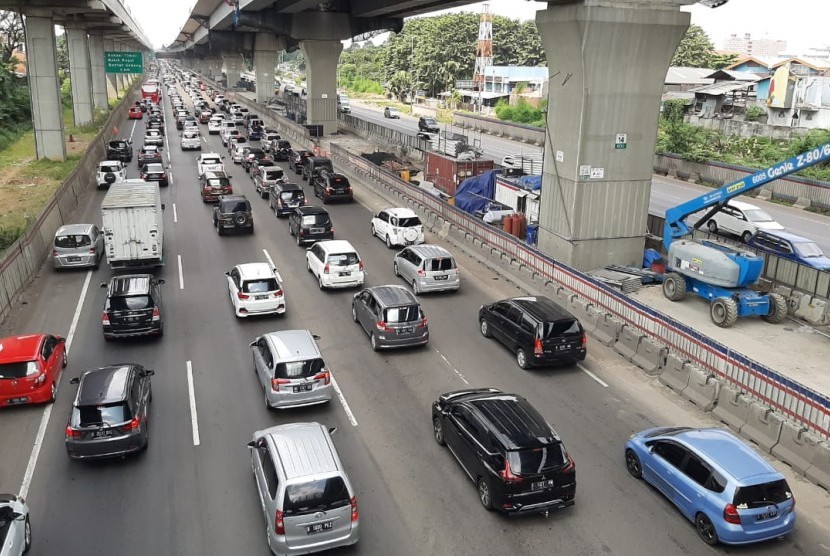 Sejumlah kendaraan sedang melintas di Jalan Tol Jakarta-Cikampek (Japek). Jasa Marga perpanjang contra flow sampai kilometer 61. Ilustrasi.