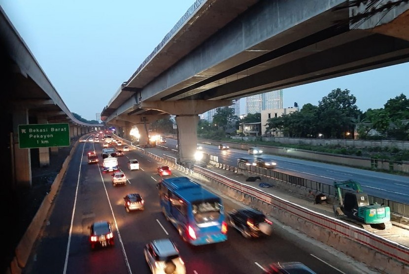 Sejumlah kendaraan sedang melintas menuju timur di ruas Tol Jakarta-Cikampek (Japek). 