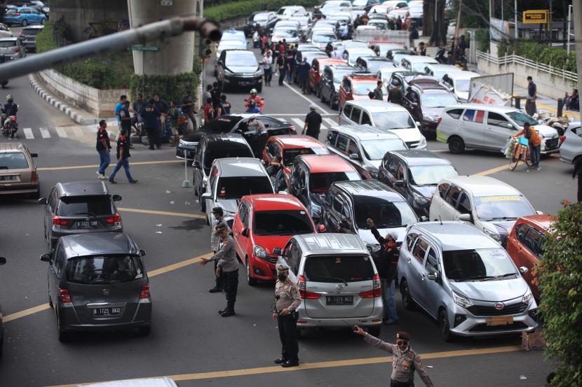 Sejumlah kendaraan taksi online terparkir di depan kantor Gojek, Jakarta, Senin (12/9/2022). 