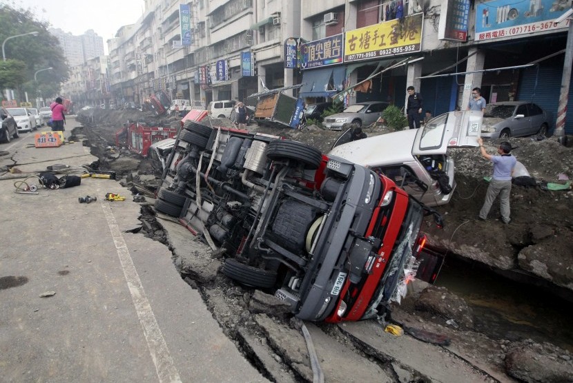 Sejumlah kendaraan terbalik akibat ledakan gas bawah tanah di Kota Kaohsiung City, Taiwan, Jumat (1/8).
