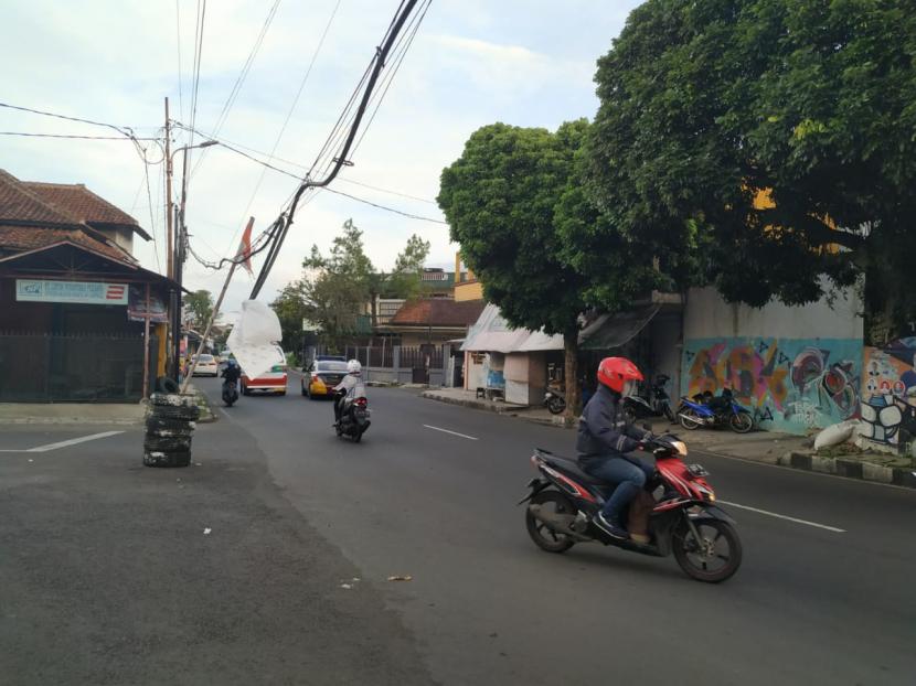 Sejumlah kendaraan terharlang kabel yang melintang rendah di persimpangan Jalan Cimulu dan Jalan Stasiun, Kelurahan Tawangsari, Kecamatan Tawang, Kota Tasiknalaya, Ahad (14/6).