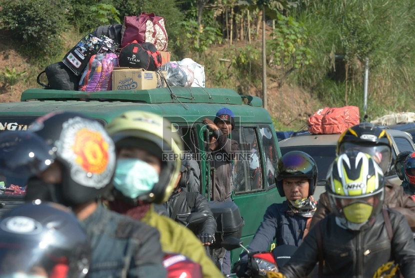 Sejumlah kendaraan terjebak kemacetan akibat peningkatan volume kendaraan di jalur selatan Jabar lintas Nagreg, Jawa Barat, Rabu (15/7).