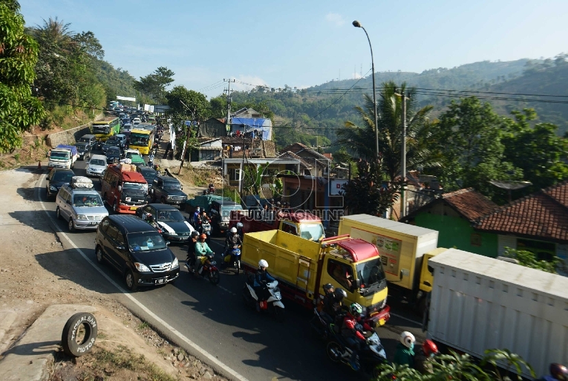 Sejumlah kendaraan terjebak kemacetan akibat peningkatan volume kendaraan di jalur selatan Jabar lintas Nagreg, Jawa Barat, Rabu (15/7). 