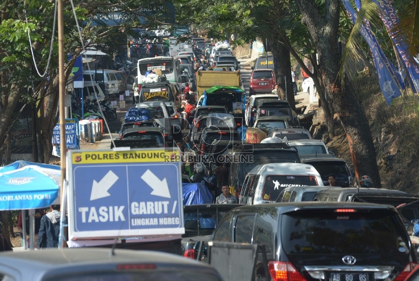 Sejumlah kendaraan terjebak kemacetan akibat peningkatan volume kendaraan di jalur selatan Jabar lintas Nagreg. (Ilustrasi).   (Republika/Rakhmawaty La