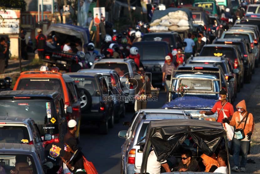  Sejumlah Kendaraan terjebak kemacetan cukup parah saat arus balik di Jl Raya Baru Kadungora, Kab Garut, Jawa Barat, Ahad (11/8).   (Republika/Adhi Wicaksono)