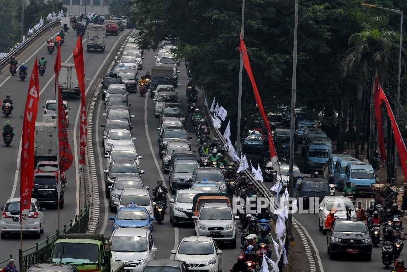 Sejumlah kendaraan terjebak kemacetan di Jalan Kampung Melayu Besar, Jatinegara, Jakarta Timur, Selasa (26/9).