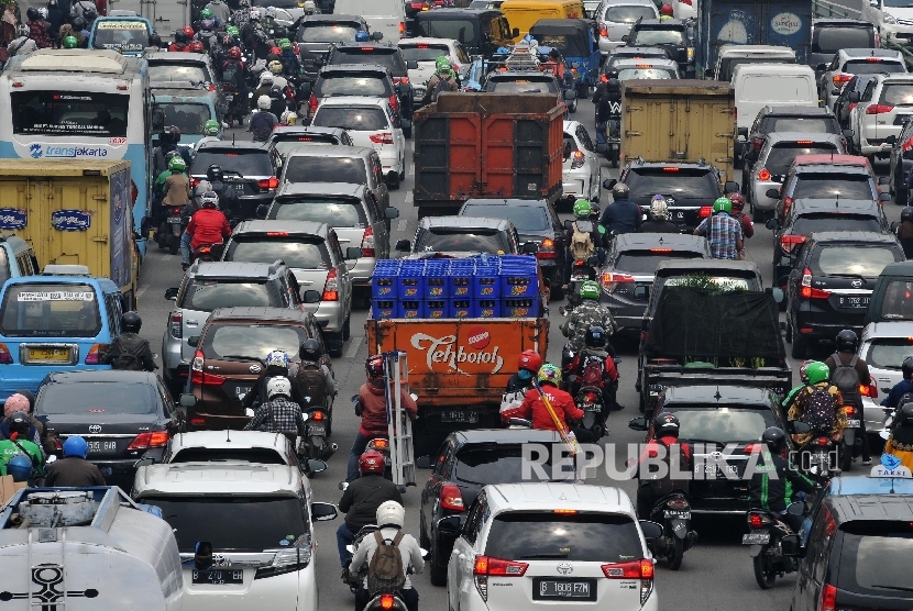 Sejumlah kendaraan terjebak kemacetan di Jalan KH. Abdullah Syafei, Tebet, Jakarta Selatan, Selasa (26/9).