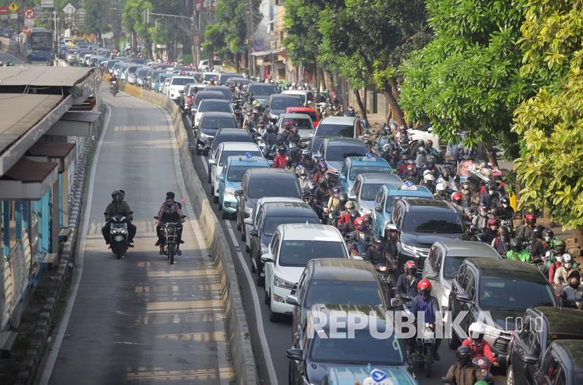 Sejumlah kendaraan terjebak kemacetan di Jalan Mampang Prapatan, Jakarta, Senin (8/6/2020). Pada pekan pertama penerapan Pembatasan Sosial Berskala Besar (PSBB) transisi dan hari pertama dimulainya kembali aktivitas perkantoran, arus lalu lintas di sejumlah jalan di DKI Jakarta terpantau padat hingga terjadi kemacetan. 