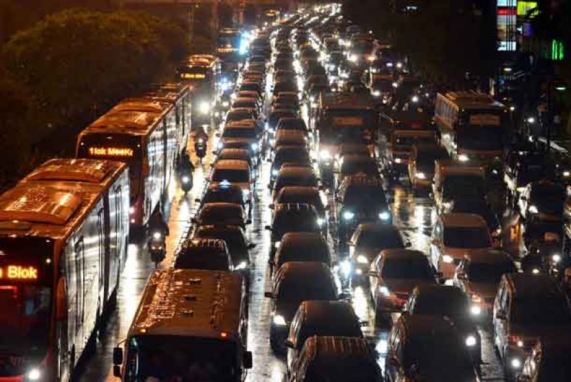 Sejumlah kendaraan terjebak kemacetan di Jalan MH Thamrin, Jakarta Pusat.