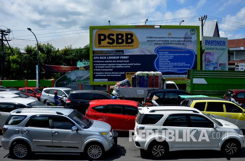 Sejumlah kendaraan terjebak kemacetan di Jalan Poros Sungguminasa, Kabupaten Gowa dan Makassar, Sulawesi Selatan, Senin (18/5/2020). Pascapenerapan Pembatasan Sosial Berskala Besar (PSBB) di Kabupaten Gowa yang berakhir pada Minggu (17/5) kemarin, kondisi jalanan mulai padat hingga menyebabkan kemacetan dan pertokoan kembali buka.