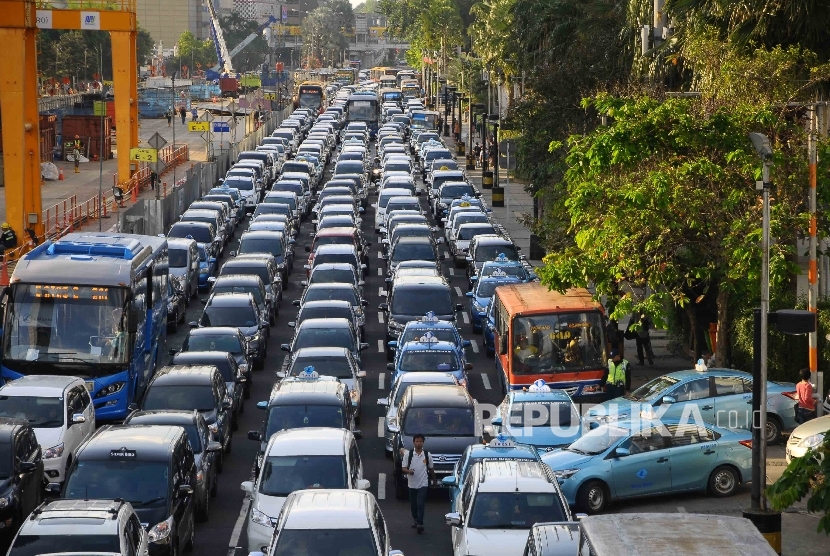 Sejumlah kendaraan terjebak kemacetan di kawasan Bundaran HI, Jakarta, Jumat (10/6). (Republika/Agung Supriyanto)