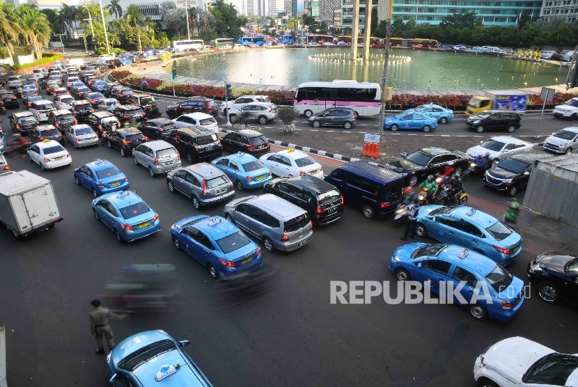 Sejumlah kendaraan terjebak kemacetan di kawasan Bundaran HI, Jakarta. Ilustrasi (Republika/Agung Supriyanto)
