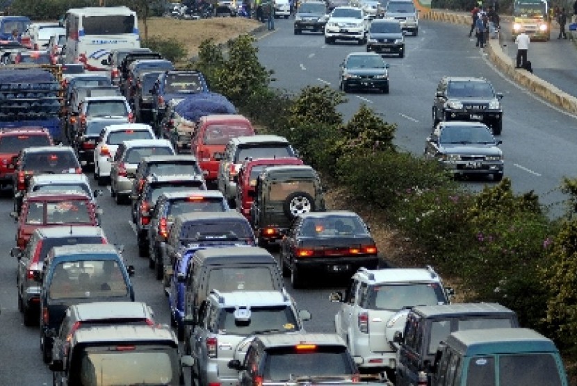 Sejumlah kendaraan terjebak kemacetan di kawasan di persimpangan tol Cileunyi, Bandung, Jawa Barat, Sabtu (25/8). 