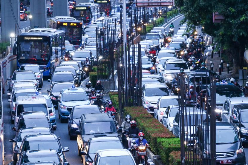 Sejumlah kendaraan terjebak kemacetan di kawasan Kuningan, Jakarta, Selasa (7/12/2021). Pemerintah resmi membatalkan kebijakan penerapan PPKM level 3 yang rencananya diterapkan di masa Natal dan Tahun Baru dan akan mengikuti asesmen situasi pandemi sesuai yang berlaku dengan tambahan pengetatan.
