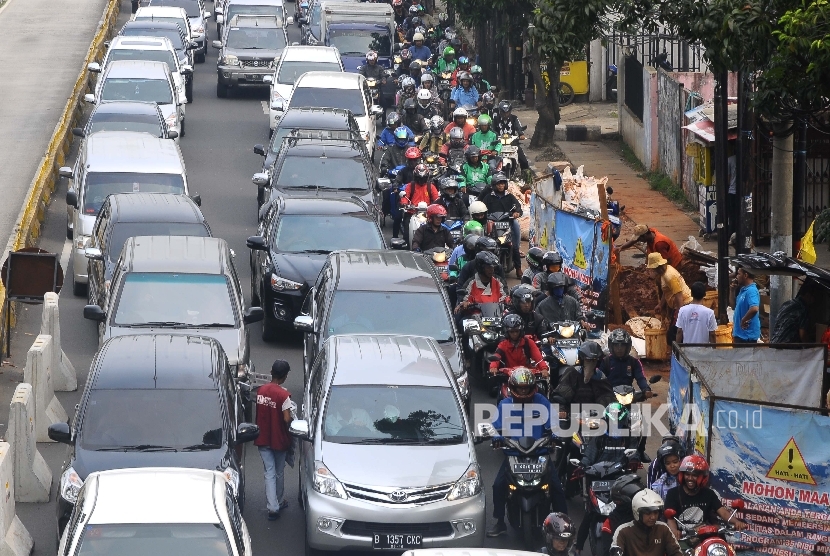 Sejumlah kendaraan terjebak kemacetan di Kawasan Mampang, Jakarta Selatan, Senin (17/4).