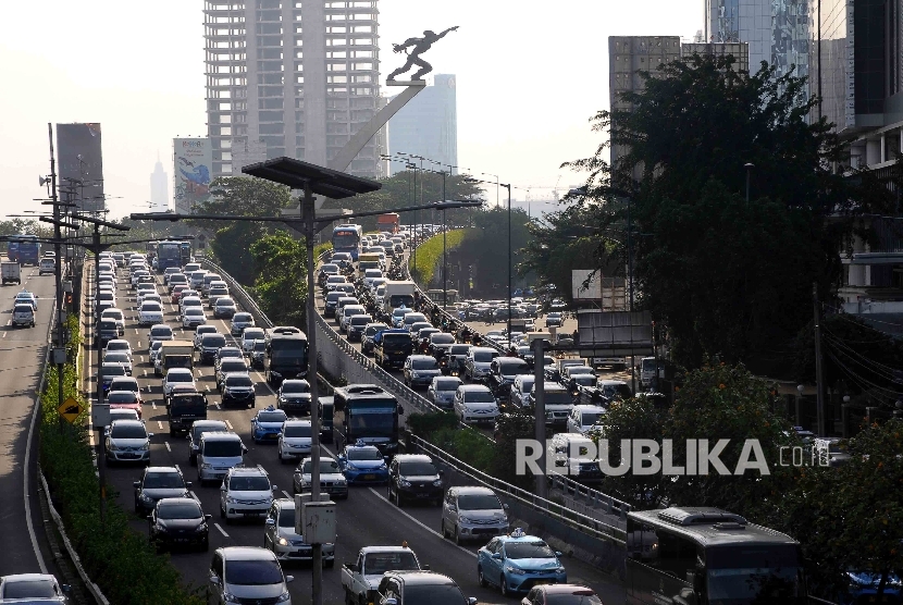  Sejumlah kendaraan terjebak kemacetan di kawasan Pancoran, Jakarta, Jumat (10/6). (Republika/Agung Supriyanto)