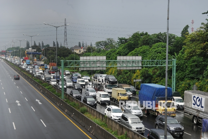  Sejumlah kendaraan terjebak kemacetan di ruas tol Jakarta-Cikampek arah Jakarta di sekitar Jatibening, Rabu (24/2).  (Republika/Edwin Dwi Putranto)