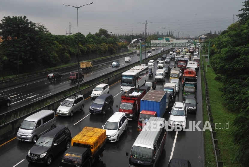 Sejumlah kendaraan terjebak kemacetan di ruas tol Jakarta-Cikampek arah Jakarta di sekitar Jatibening.